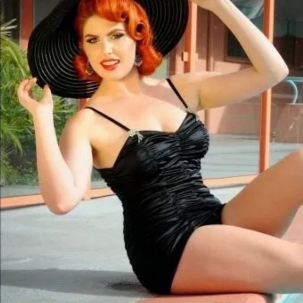 Pinup Couture Marilyn Swimsiu in Black. Medium.
